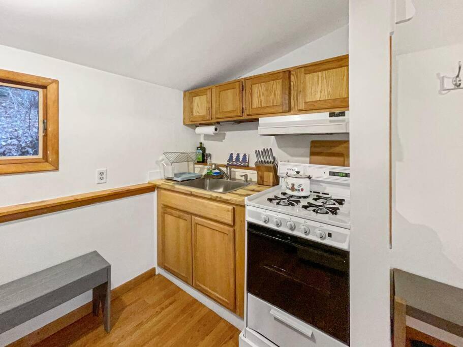 Breezy Hill Eccentric Studio Cottage Accord Exterior photo