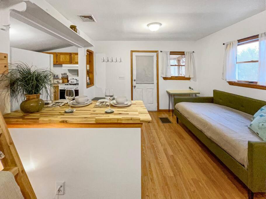 Breezy Hill Eccentric Studio Cottage Accord Exterior photo