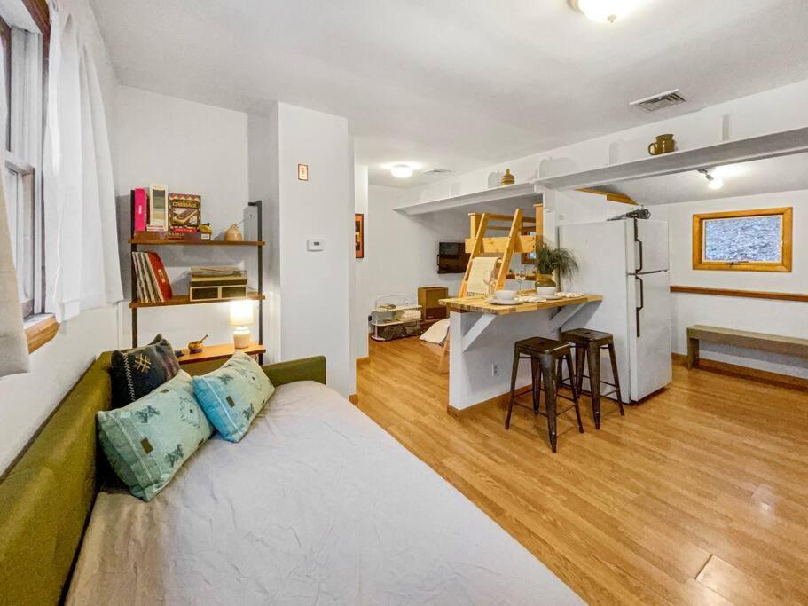 Breezy Hill Eccentric Studio Cottage Accord Exterior photo